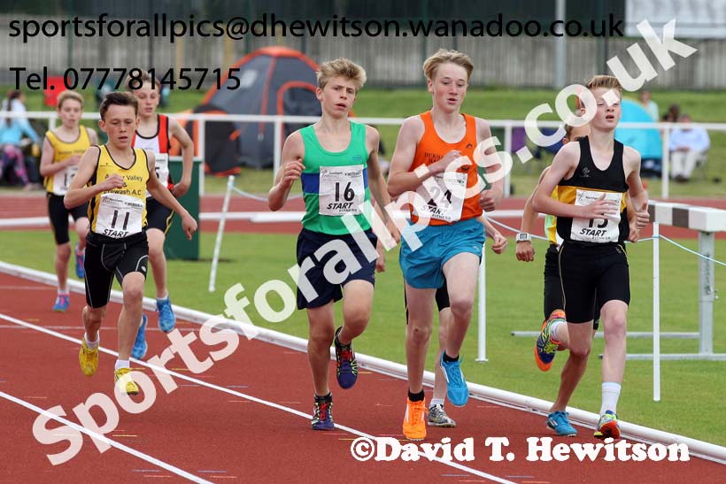 Under-13 boys 800 metres. Photo: David T. Hewitson/Sports for All Pics